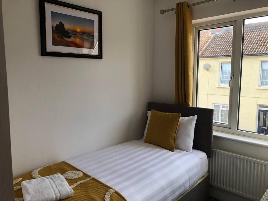 Edinburgh Street Home - Beautiful House With Free Parking And Wifi, Equipped With Comfy Furnitures Swindon Buitenkant foto