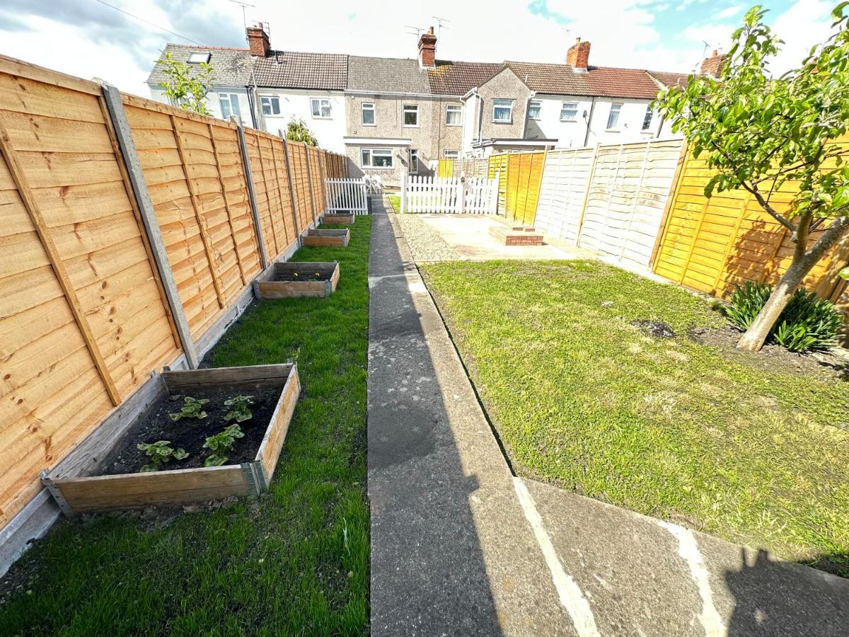 Edinburgh Street Home - Beautiful House With Free Parking And Wifi, Equipped With Comfy Furnitures Swindon Buitenkant foto